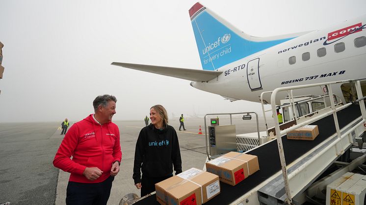 Från vänster: Norwegians koncernch Geir Karlsen och UNICEF Norges generalsekreterare Maria Greenberg Bergheim lastar planet på Kastrup före avgång till Sierra Leone