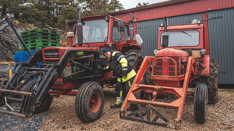 Svänger man runt hörnet hemma hos Tommy Abrahamsson, senior technical adviser hos Olsson Parts, möts man av två tidlösa ikoner – en Volvo BM 650 från 1975 och en Victor från 1960. 