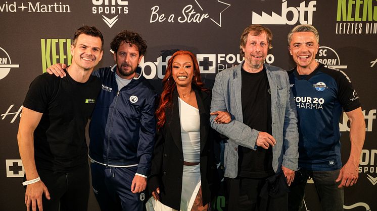 Beste Laune auf der Kurzfilm-Premiere (v.l.): Torsten Greif (CEO Four 20 Pharma), Regisseur Marian Meder, die Schauspieler Nura und Oliver Korittke sowie Thomas Schatton (CEO Four 20 Pharma) / Fotos: Be.A.Star-Productions
