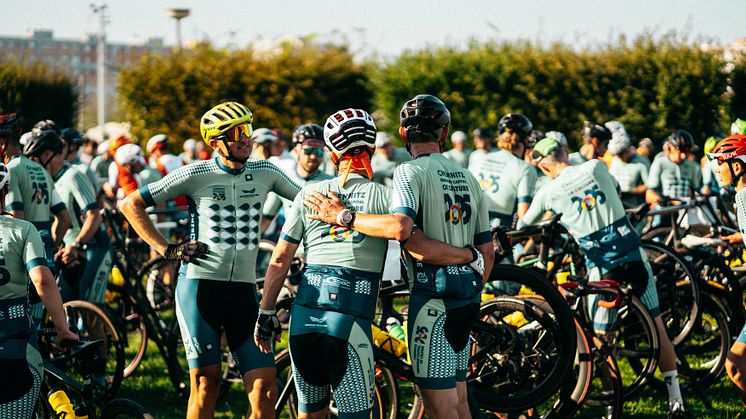 zu sehen sind viele Radfahrer mit einheitlichen Trikots zum Thema Chemnitz Kulturhauptstadt 2025