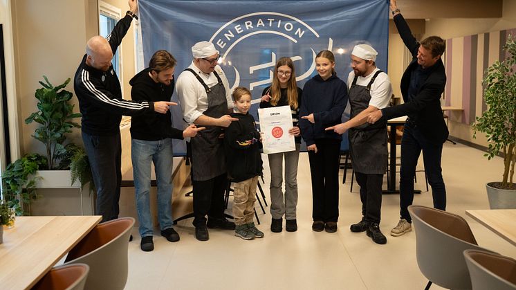 Eleverna Sara Johansson, Elina Fredriksson Olsson och Elliot Eng. Kockarna Niklas Nordström och Tobias Ellström. Johan Wisenius, rektor (längst till höger), Simon Wagnsson, fritidsledare och Emanuel Wennergrund Iderström, lärare (längst till vänster)