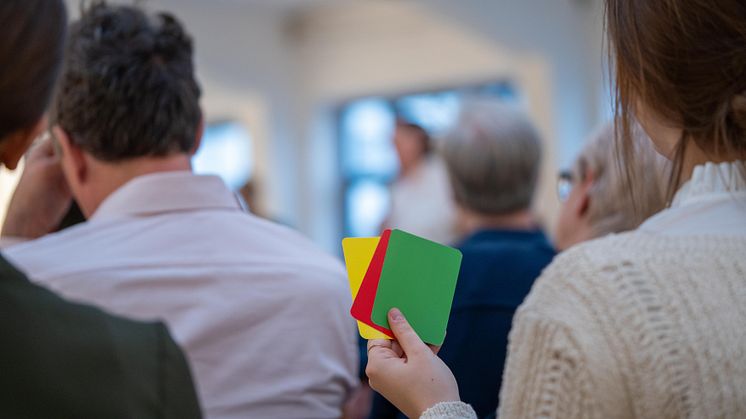 Abstimmungskarten beim Club der drängenden Fragen. Das Publikum ist ausdrücklich dazu eingeladen, nachzufragen, mitzudiskutieren und eigene Perspektiven einzubringen.