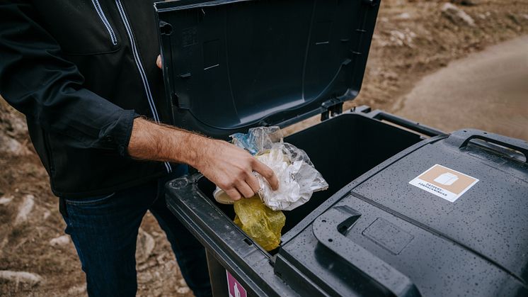 Tvådelat kärl för plast- och pappersförpackningar