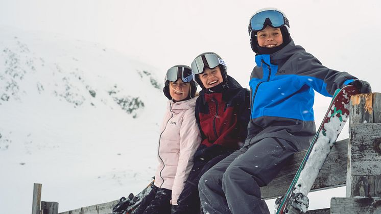 Nyhet! SkiStar bidrar til fellesskap og skiglede med gratis sesongpass for ungdommer og seniorer i Hemsedal