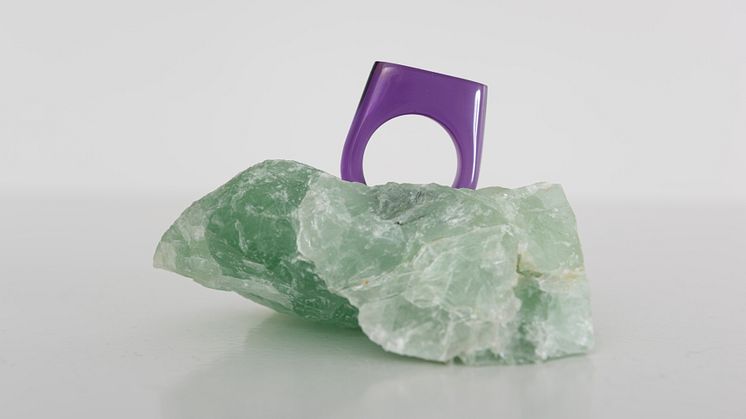 Olaf Tønnesland Hodne, Signet, 2021, ring, syntetisk ametyst, fluoritt, foto: Thomas Tveter
