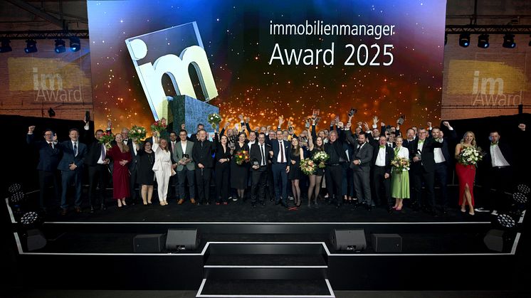 Das traditionelle Bühnenfoto der Preisträger des immobilienmanager-Awards 2025. Foto: immobilienmanager/Steffen Hauser