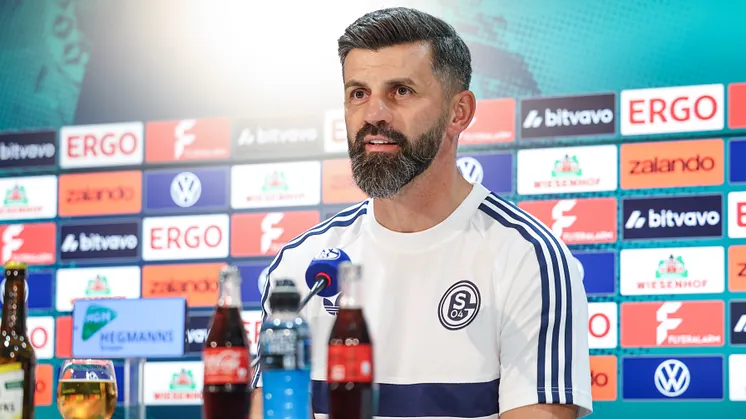 Miron Muslic auf dem PK-Podium im Medienzentrum der VELTINS-Arena.
