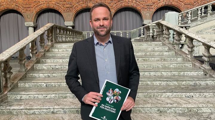 Jonas Naddebo, gruppledare för Centerpartiet i Stockholms stad, presenterar ett budgetförslag med stora satsningar på bland annat skola och idrott.