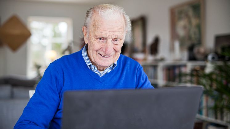äldre man skärm.jpg