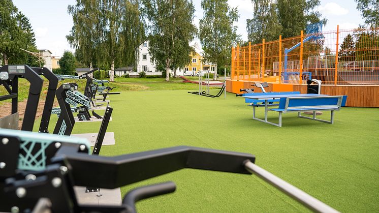 Arenan Blåklockan, med utegym, basketplan samt bord och bänkar.