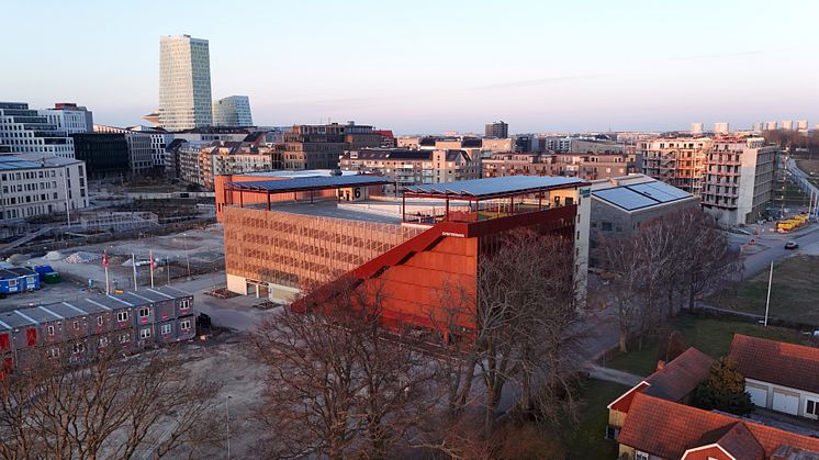 FOJAB står bakom gestaltningen av mobilitetshuset Parkside i Malmö, där man kan avsluta sin löprunda genom att springa hela vägen upp till gymmet på taket. Foto: Mxnstudios