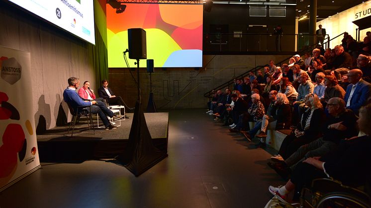 Gregor Schnittker, Micha Neumann, Sarah Poewe, Philipp Peyman Engel (v.l.) bei der Podiumsdiskussion »Sport und Antisemitismus«.