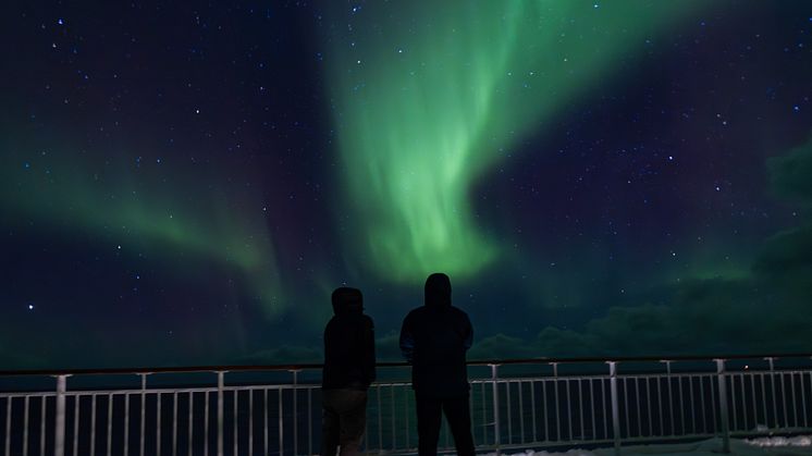 Watching the Northern Lights onboard Hurtigruten. Photo by Espen Mills.