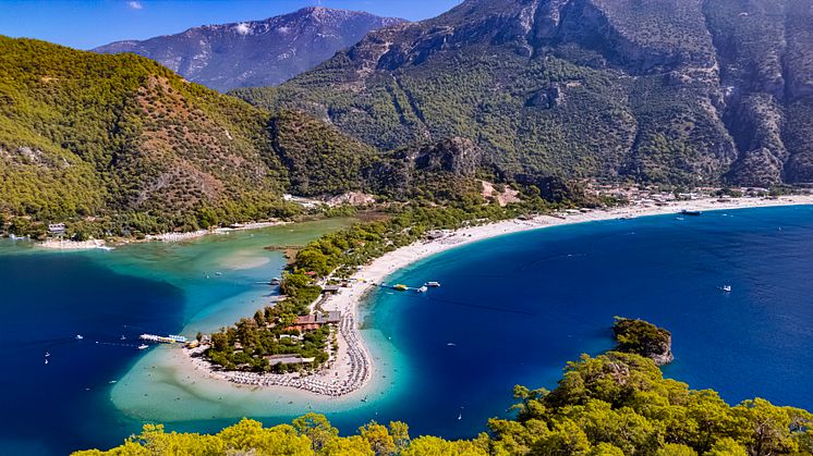 Die Lagune von Ölüdeniz bei Fethiye zählt zu den schönsten Stränden der Türkei, mit türkisblauem Wasser und feinem Sand –eingebettet in eine einzigartige Naturkulisse.