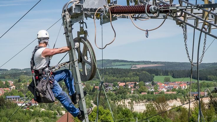 Ab Montag, 30. September wird an den Masten der Hochspannungsleitung zwischen Simbach, Burghausen und Lengthal gearbeitet (Beispielbild einer ähnlichen Baustelle der Bayernwerk Netz).