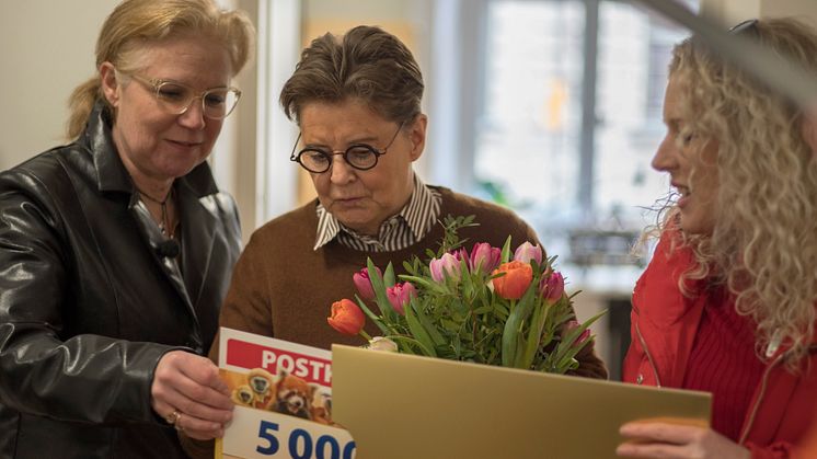 Postkodlotteriet och Kim Kärnfalk överraskar Alzheimerfondens generalsekreterare på kontoret. 