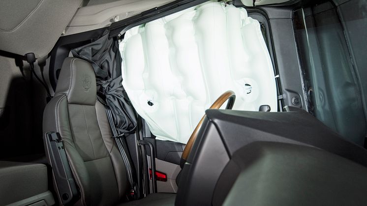 SIKKERHET: Airbagene i Scania blir nå standard på sjåførsiden i lastebilene. Både airbagen i rattet og den som sitter i døren kan spille en stor rolle om ulykken skulle være ute.