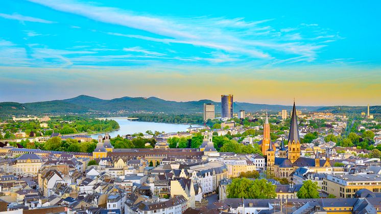 Bonn: Udsigt over byen med Rhinen og Siebengebirge-bjergene i baggrunden © DZT/Francesco Carovillano