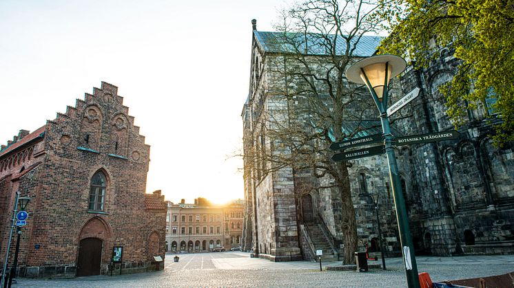 Solnedgång mellan Domkyrkan och Liberiet.