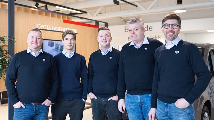 Fornøyd: Kay Haug (t.v), Erlend Mediaas, Sander Auståker, Bjørnar Ramstad og Lornts Mørkved Romstad (t.h) fra Toyota Nordvik Namsos.