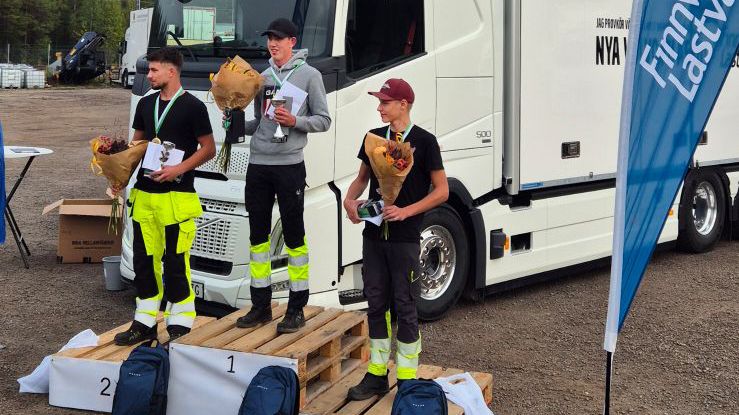 Dagens segrare Viktor Norrby i mitten, Casper Engman Gustafsson till vänster i bild samt Emil Karlsson till höger.