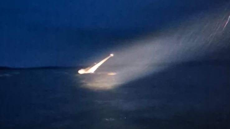 Segelbåten efter den saknade personen påträffades hittade med lanternor på och segel uppe.
