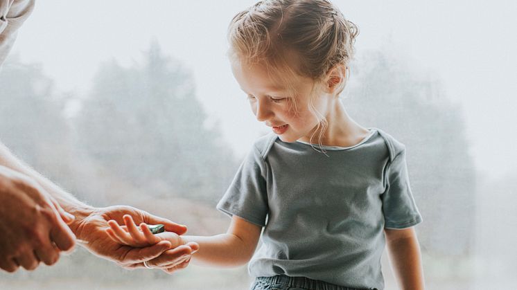 Neuer Maßstab bei Knochenleitungshörsystemen – Cochlear™ Baha® 7 ist klein, leistungsstark und bestens vernetzt (Foto: Cochlear Ltd.)