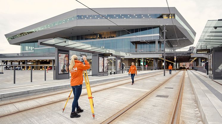 Hanne Kjeldsen, der her ses i gang med opmåling ved Dokk1 i Aarhus, er ny afdelingsleder for LE34 Aarhus, mens den tidligere afdelingsleder, Jens Madsen, bliver firmaets nye forretningschef for ejendomsudvikling og skel. Foto: LE34.