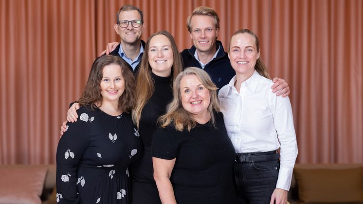 FINALISTENE KLARE: Juryen (f.v. bak) Stian Larsen, Stian Andersen, Ingvild Moen, Vikki Nathalie Walle-Hansen, Monica Solberg og jurykoordinator Kjersti Pedersen foran. Foto: Posten Bring