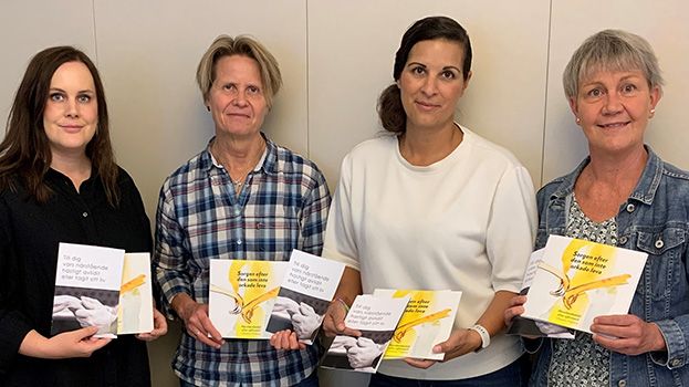 Representanter för Skaraborgs kommuner, Skaraborgs kommunalförbund och Polisen håller i exemplar av den nya skriften.
