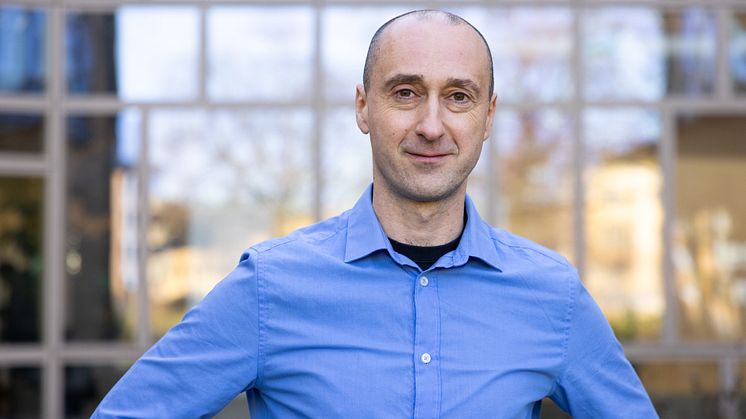Danilo Brozović, forskare vid Högskolan i Skövde, har analyserat hundratals studier om samhällskollaps och varnar för att radikala förändringar krävs för att undvika att vårt samhälle går samma öde till mötes som tidigare civilisationer.