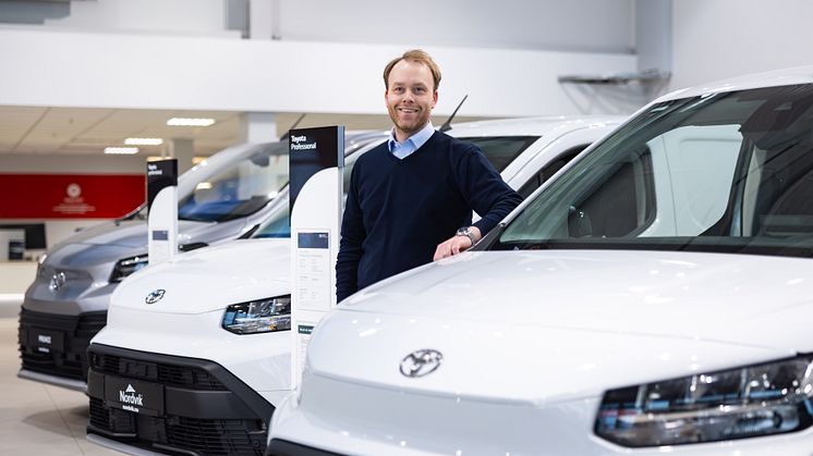 Inviterer til prøvekjøring: Salgsjef Næring, Stian Arne Hansen fra Toyota-forhandleren Nordvik i Bodø. Foto: Nordvik AS.