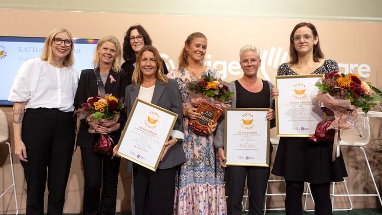 Några av Stora läsprisets vinnare 2024, på scen på Bokmässan. På bilden fr.v. Jennie Wall Wennberg, Anna Svedberg, Anne-Charlotte Holmblad,  Ulrika Groth, Sara Persson, Malin Ahlsén och Sanna Bylund