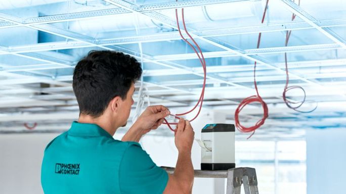 Här används självlaminerande etiketter för märkning av kablar