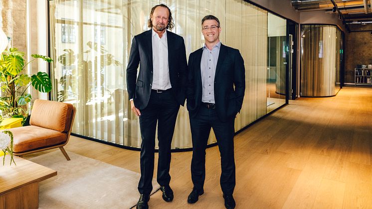Jan Erik Saugestad, konserndirektør i Storebrand kapitalforvaltning (t.v.) og Kasper Hansen, managing partner i AIP.