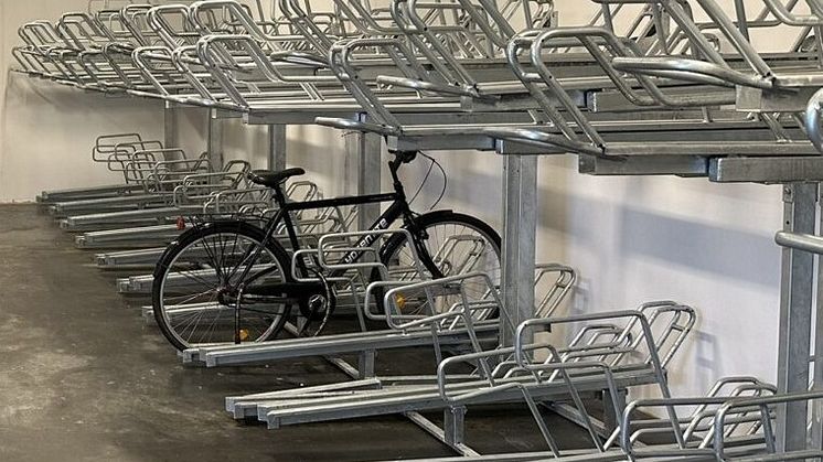 Cykelparkering med en parkerad cykel