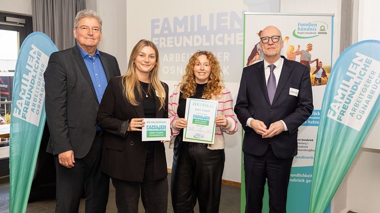 Die Duni GmbH erhält die Auszeichnung "Familienfreundlicher Arbeitgeber". V.l.n.r.: Matthias Selle (Kreisrat), Marissa Büld, Josefine Henkel (beide Personalabteilung Duni GmbH) sowie Wolfgang Beckermann (Stadtrat). © Michaela Kellenberg (Fotografin)