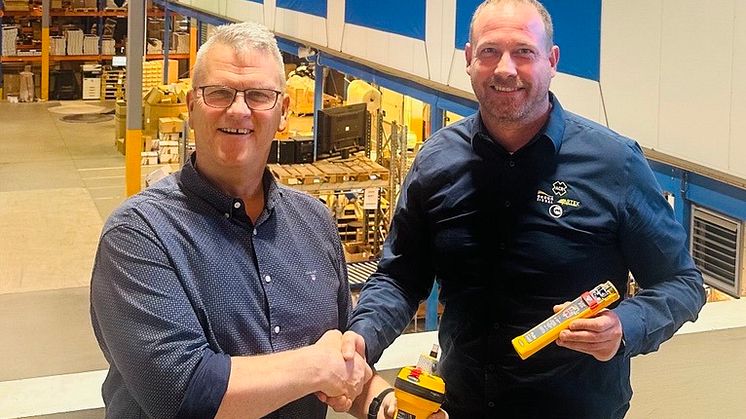 From left - Kjetil Flak, Owner of Flak AS, with Kris Nieuwenhuis, North European Markets Manager for Ocean Signal.crop.jpg