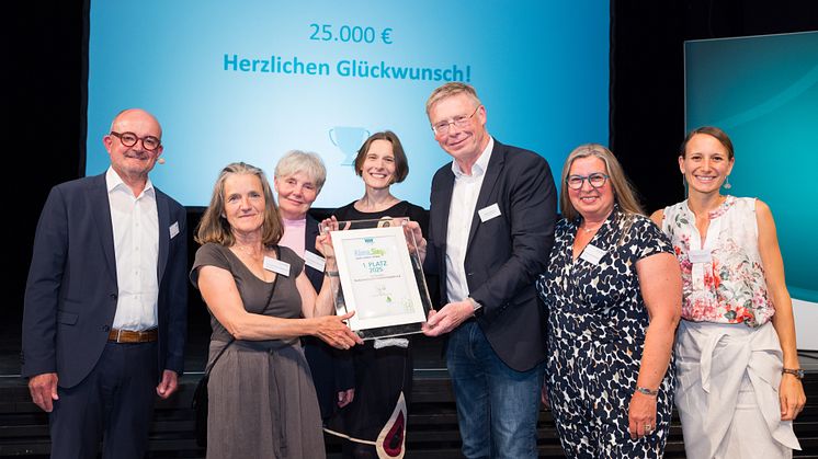 Jurymitglied Andreas Speith (l.), Bürgermeister von Hiddenhausen Andreas Hüffmann (5 v. l.) sowie Anja Lippmann-Krüger (rechts), Klimaschutzagentur Weserbergland mit den Mitgliedern des erstplatzierten Klima.Siegers Kulturwerkstatt Hiddenhausen