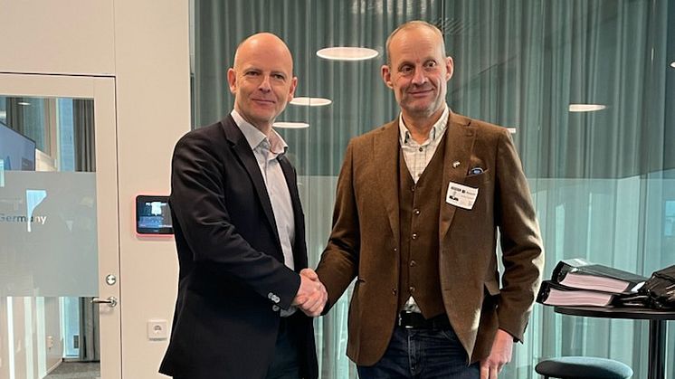 Från vänster: Magnus Holmberg, VD Roxtec Fastigheter och Staffan Dahlström, VD GBJ Bygg AB