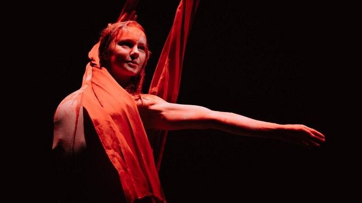 Cirkuskonstnären Marie Asplund står på scen. Foto: Isak Stockås.
