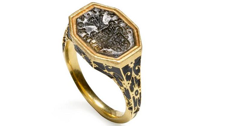 En ualmindelig sjælden signetring af 16–18 kt. guld, der har tilhørt lensmand, Ernst Norman (1579–1645) fra Christian IV's hof gik for 10 gange vurderingen med et hammerslag på 120.000 kr. hos Bruun Rasmussen.