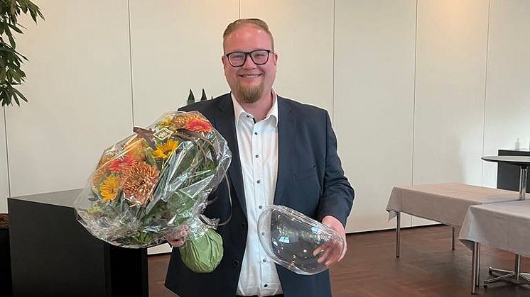 KONPA Prisen tildeles en person eller virksomhed, der har gjort en særlig indsats og positiv forskel for branchen. Vinderen modtager en Holmegaard skål med indgravering. 