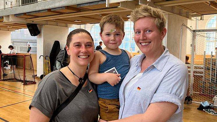 Insgesamt haben 98 Kinder im Alter von zwei Monaten bis 15 Jahren teilgenommen. Eines der Kinder, das in der Diers Klinik gezeugt wurde und am Familientag teilnahm, war Jonte und seine Eltern Sara und Vanessa. Bilde: Diers Kinderwunschklinik