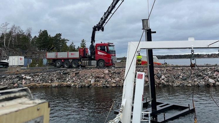 Ett ton väger bottenfundamentet som ska hålla den nya intagsledningen för havsvatten på plats. Därmed är en viktig förutsättning klar för att Gästrike Vatten ska kunna starta sina tester med att avsalta dricksvatten.