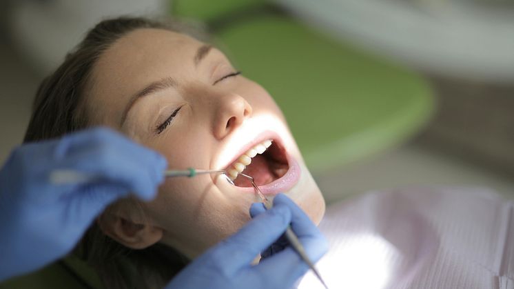 Nye tal: Kvinder ligger i front med tandlægebesøg og tandforsikring