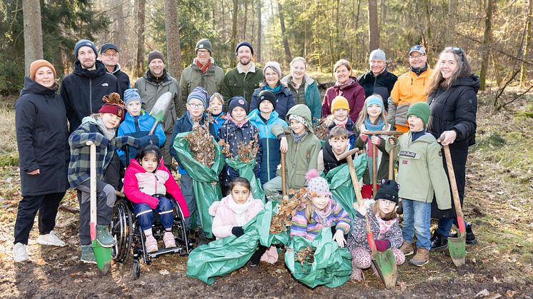  Wasserforum Lüneburg und Avacon Wasser führen Baumpflanzaktion mit Schulkindern durch