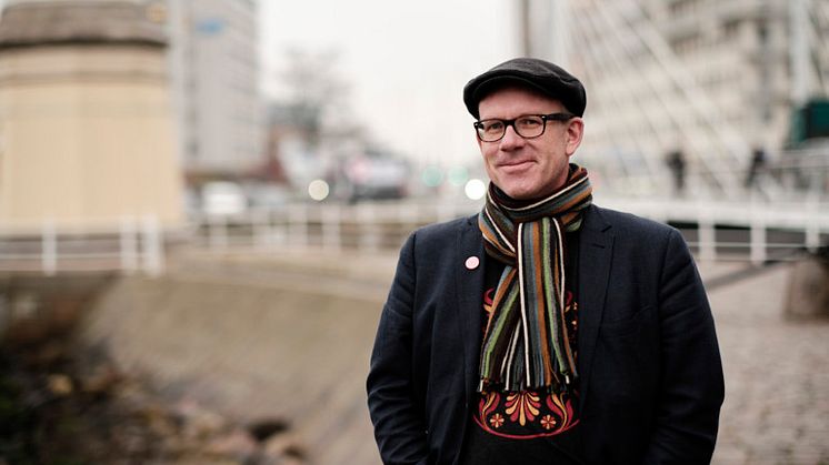 Magnus Persson är aktuell med en ny bok där han utforskat passionen för läsning. 