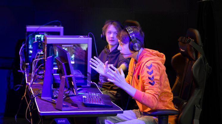 Bildet er fra Playday på Voldsløkka kulturstasjon i september 2024. Playday er en åpen og gratis dag for alle som er interessert i gaming, fra nybygynnernivå til veteraner. Nå blir det skoleturnering i Valorant.