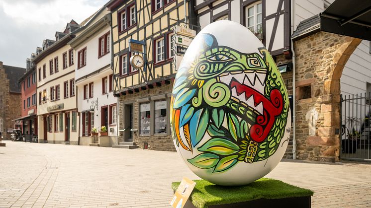 In het hele historische stadscentrum van Bad Münstereifel zijn kleurrijke paaseieren en figuren te ontdekken. Foto: City Outlet Bad Münstereifel